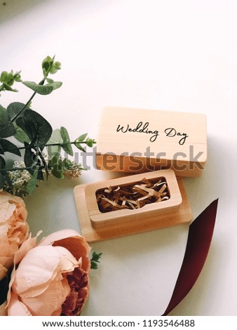 The photo shows a wooden box for packing flash cards