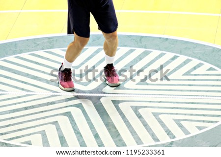 basketball player flexes his legs for a free throw