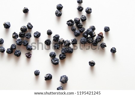 Dried blueberries / Dried blueberries are packed with antioxidants and vitamins for a healthy treat