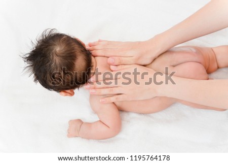 A photo for the manual of the skin care method after bathing a newborn baby. Image of skin care.