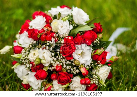Wedding rings on the flower bouquet 