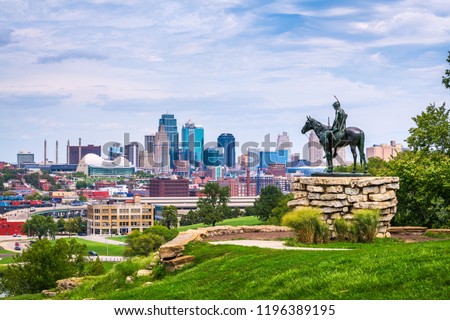 Kansas City, Missouri, USA downtown skyline.