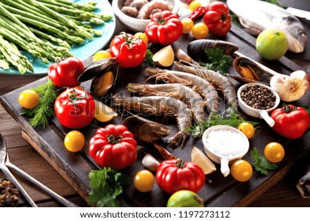 Raw king prawns, tomatoes, chili peppers, lemon and garlic