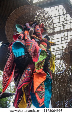 Mola colombiana textuta arte indigena nativo tejido colores