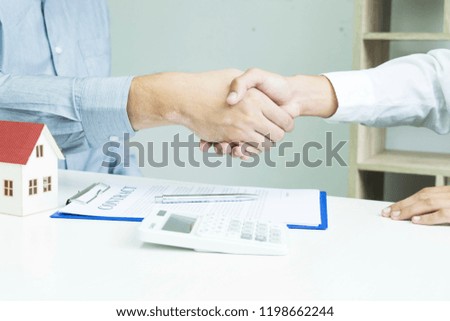 Renting a house, a home salesman signed a lease agreement for a customer, congratulated shack hand