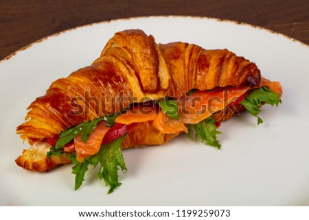 Croissant with salmon and rucola