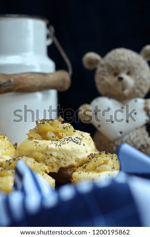 Buns with onions and poppy seeds.