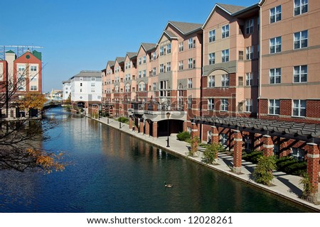 A picture of the canal in Indianapolis showing a hotel