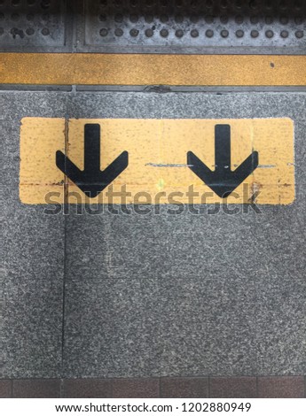 Arrow sign to exit public transportation 