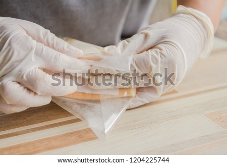 The process of sandwich package with shredded pork and jam. Put a plastic bag to send sales.