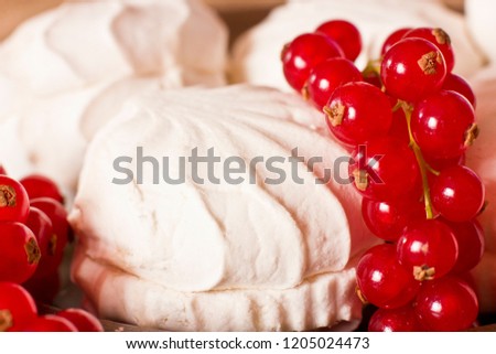 Fresh red currants and the white marshmallows