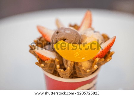 Background of chocolate ice cream, with fruit mixture. Oranges, strawberries, kiwi, to enhance the deliciousness of the menu, is a new choice of customers and good taste.