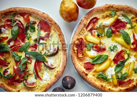 pitstsa s grushey i inzhirom
pizza with pears and figs