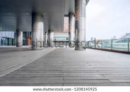 The landmark square platform of modern commercial cities and the wharf docked at the docks.