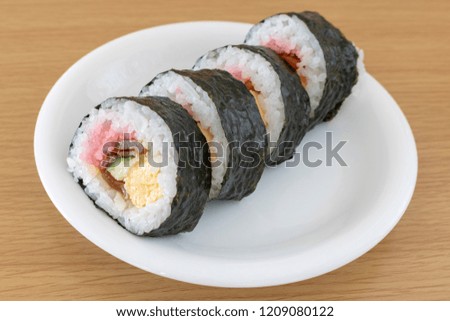 Cut rolled sushi