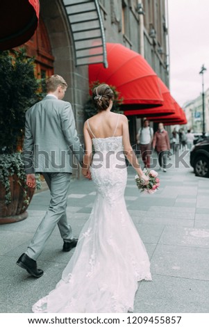Stylish wedding in St. Petersburg. Walking photo shoot in the city. European style of architecture
