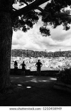  Black and white picture of tourits overlooking the city of Cannes