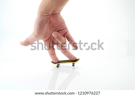 Finger skate toy