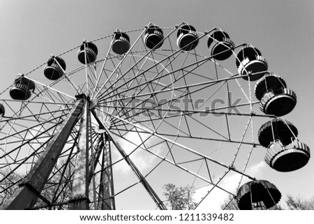 Old ferris wheel in black and whte