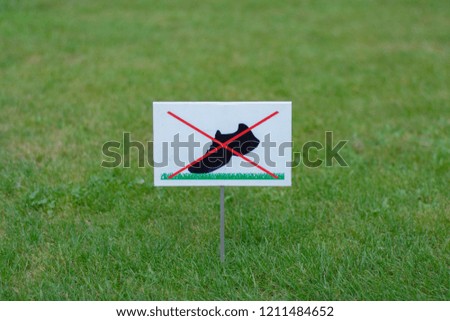 A sign warning about the prohibition to walk on the lawns on the grass in the park