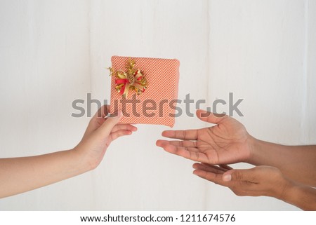 hand hold a give box