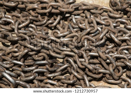 pile of old chain with rust