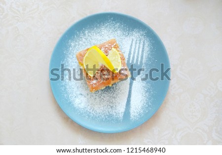 lemon pie with icing sugar