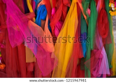 A variety of colors are attached to the sacred timber for worship, according to the beliefs of the angels and the deities of the Southeast Asian trees, believing that the sacred trees will bless good 