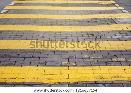 yellowstripes on the pedestrian crossing