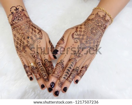 henna hand art 