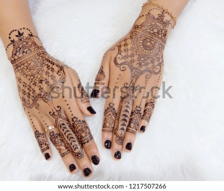 henna hand art 