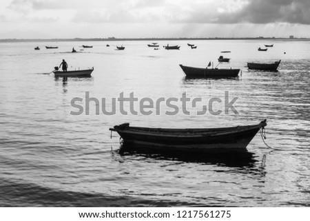 Black and white photo, fishermen are fishing out in the morning.