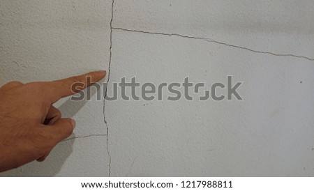Cracked mortar from the quality of the material is not quality.