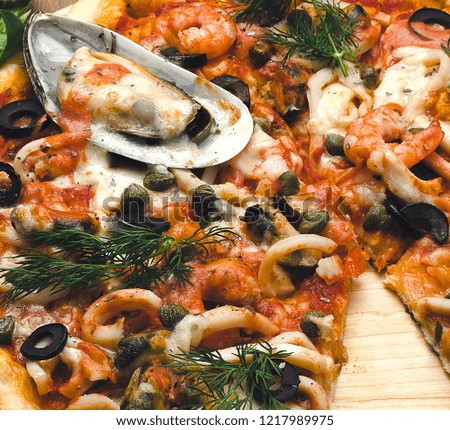 Pizza marinara ready to eat close up image
