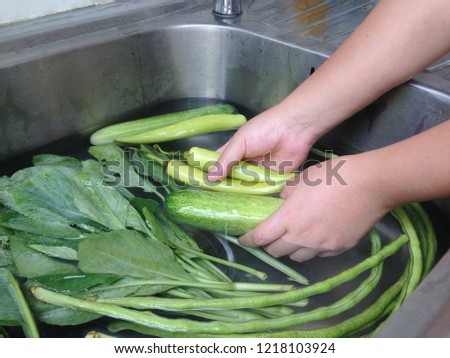 Wash the vegetables by soaking them and rinsing them several times to remove toxins and dirt for safe eating. Wash the vegetables by soaking them in the sink.