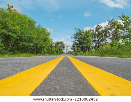 double yellow lines in country street