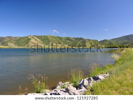Lake with mountains in the distance in Utah