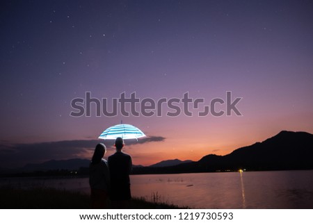 Lovers and stars in the night sky are very beautiful.