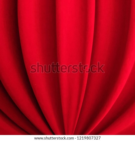 Red theatre curtain, curved edition