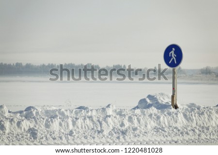 Sign of a footpath at the ice crossing.
