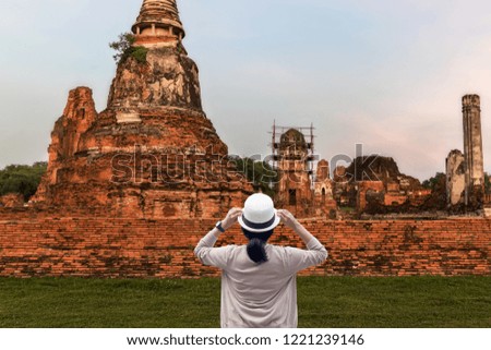 Foreign tourists Elephant ride to visit Ayutthaya, There are ruins and templesi in the Ayutthaya period.Concept is Travel in temple Mahathat.
