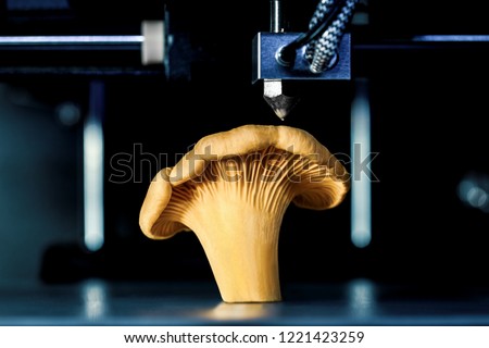 Chanterelle in a 3D printer, concepts such as food scarcity, famine and organic 3D printing