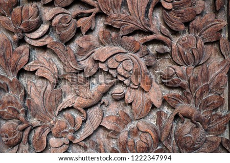 A beautiful wood carving depicting image of flowers pattern.