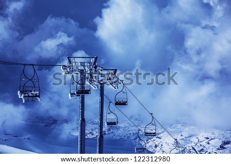 Photo chairlift on luxury ski resort in Faraya mountains, active lifestyle, winter sports, Christmas holiday, snowy mountain, skiing recreation outdoors, high transportation chair lift, Christmastime