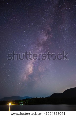 The stars and the Milky Way in the night sky are very beautiful.