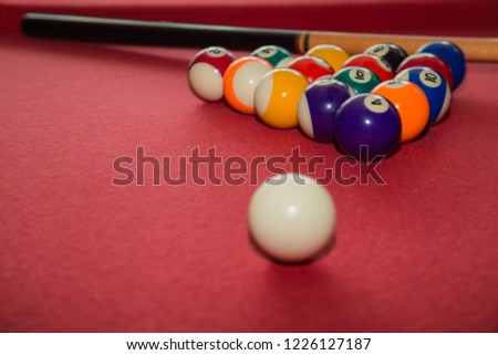 Snooker is a table sport, taco and balls practiced in Brazil, and constitutes a variant of the pool, a board game invented in 1875 in Great Britain. 