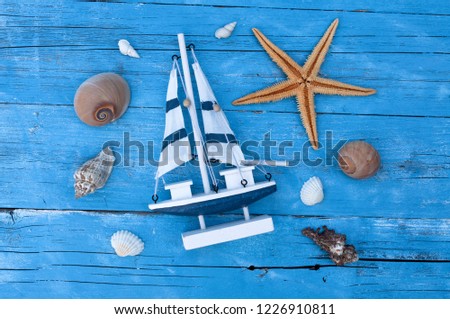 Maritime Decoration on blue an natural brown wood