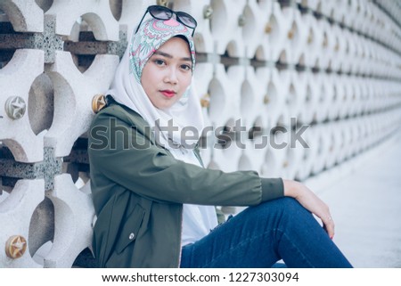 Lifestyle portrait of beautiful hipster girl wearing casual outfits and having great time in a real environment. Lifestyle concept.