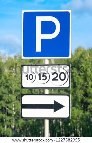 paid parking road sign with movement direction arrow
