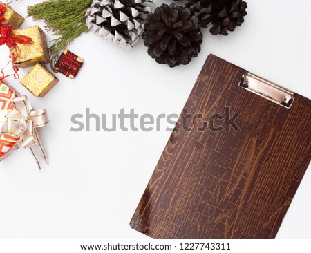 Flat lay christmas clipboard mockup. Christmas ideas, notes, plan writing concept. Merry christmas happy new yea